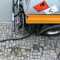Wie steige ich aus? Ein Lastwagen liefert Öl für eine Heizung aus und steht draussen parkiert auf der Strasse.