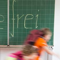 «Da kann sich ja niemand konzentrieren» ARCHIV - 30.06.2015, Sachsen, Dresden: ILLUSTRATION - Sch¸ler einer 2. Klasse laufen in einer Grundschule an einer Tafel mit der Aufschrift "Hitzefrei" vorbei. (zu dpa vom 23.06.2019) Foto: Sebastian Kahnert/dpa-Zentralbild/dpa +++ dpa-Bildfunk +++ …