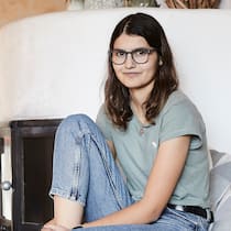 Carina hat ein neues Herz Carina Bürgisser aus Ägeri sitzt zu Hause vor dem Cheminée. Ihr wurde ein Spenderherz transplantiert