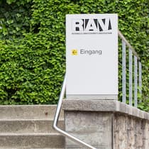 Schwere RAV-Strafen verlängern Arbeitssuche – so vermeiden Sie sie Schaffhausen, Schweiz - 8. Mai 2020: Der Gang zum Regionalen Arbeitsvermittlungszentrum RAV f‰llt vielen von Arbeitslosigkeit Betroffenen nicht leicht.imago images 100321156