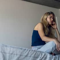 «Ich habe keine Lust auf Sex» Ein Paar sitzt auf dem Bett und dreht sich gegenseitig den Rücken zu.