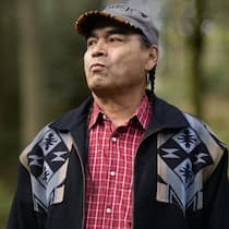 «Ich bin wohl der einzige Sioux in der Schweiz» Jay Howard, 69, Sioux-Nakota aus Langenthal steht vor einem Waldabschnitt. Howard will das Erbe seines Volks auch in der Schweiz weitergeben. Doch da gibt es ein Problem.
