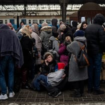 Hilfe für Flüchtende aus der Ukraine: Was gilt in der Schweiz? Dutzende Menschen warten auf einem Perron am Bahnhof Lwiw