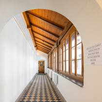 So werden Klöster und Kirchen in der Schweiz umgenutzt Ein Bild von einem Boden im renovierten Kapuzinerkloster von Stans: Der Gang entlang des Innenhofs ist mit Keramikplatten ausgelegt.