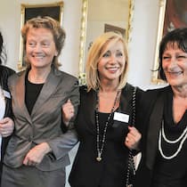 So engagiert sich der Beobachter seit Jahrzehnten Ehemals betroffene Frauen Madeleine Ischer, Gina Rubeli und Ursula Biondi posieren für ein Foto mit der damaligen Justizministerin Eveline Widmer-Schlumpf bei der offiziellen Entschuldigung des Bundes 2010.