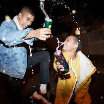 Test zeigt: Minderjährige können online problemlos Alkohol kaufen Jugendliche in Partystimmung mit Bierdosen