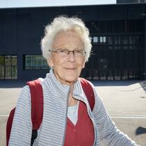 Anni Lanz – eine Kämpferin für eine solidarische Schweiz Anni Lanz vor dem Gefängniss Bässlergut in Basel. Sie erhält 2022 den Prix Courage Lifetime Award.