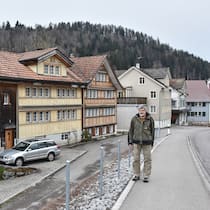 Solaranlage kollidiert mit Denkmalschutz Gerhard Friedrich vor seinem Haus. Gerhard Friedrich will eine Solaranlage auf sein Dach bauen. Doch der Denkmalschutz stellt sich quer. St. Gallen steckt im Energie-Dilemma.