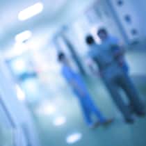 Krank gespart Pflegefachkräfte stehen im Gang eines Spitals