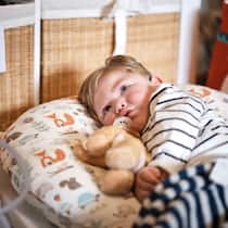Bald hat die Schweiz ein Kinderhospiz Warum braucht es ein Kinderhospiz? Reportage bei der Familie Wyss Iseli mit Loic (3.5 Jahre), welcher unter einem komplexen Fehlbildungssyndrom leidet. Dies vor dem Hintergrund der Neueröffnung des ersten Kinderhospiz der Schweiz.