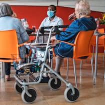 Das Heim muss warten Betagte mit einem Pfleger in einem Altersheim in Neuenburg