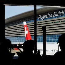 Entschädigung frühestens ab 5 Stunden Verspätung Passagier blickt vom Gate in Zürich-Kloten auf ein Flugzeug der Swiss.