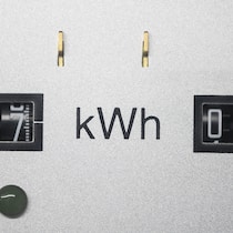 Wer Strom spart, zahlt kräftig drauf Ein Stromzaehler in einem Wohnhaus. Die St. Gallisch-Appenzellischen Kraftwerke haben ein neues Preismodell für Grosskunden eingeführt. Mit seltsamen Folgen: Nie verbrauchter Strom kann sehr teuer werden.