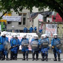 «Jetzt muss die Polizei gründlich über die Bücher» Polizeieinsatz am 1. Mai 2011 auf dem Kanzleiareal in Zürich: Die Polizisten sind mit Gummischrotgewehren und Schildern ausgestattet