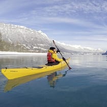 Magische Momente in zauberhaften Schneelandschaften Frau im Kajak - Kajak vor dem Alpenpanorama, überraschende Begegnungen beim Langlauf, Schneeschuhlaufen in weisser Märchenwelt: Hier sind drei insipirierende Outdoor-Aktivitäten für die kalte Jahreszeit