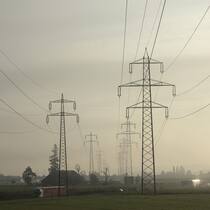 11 Antworten rund ums Stromsparen, die Energiekrise und Co. Masten einer Hochspannungsleitung des Stromnetzes.