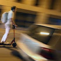 Beim Rasen erwischt: Diese Regeln gelten für E-Trottinette Mann fâ°hrt auf einem E-Roller des Unternehmen s Circ am spâ°ten Abend auf der Kaiserstraï¬e in der Innenstadt von Frankfurt, Hessen, Deutschland *** Man drives an E scooter of the company s Circ in the late evening on the Kaiserstraï¬e in downtown Frankfurt, Hesse, Germany
