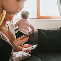 Wenn KI den Essensplan für die Familie schreibt Eine Mutter mit zwei Kindern hantiert mit zwei Handys; Technologie, die Eltern entlastet Clever durch den Familienalltag: smarte KI-Helfer für junge Eltern Digitale Tools erleichtern den Alltag von Familien. Der Beobachter stellt einige vor.