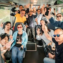 «Switzerlaaaaaaaaand!» Eine chinesische Reisegruppe posiert lachend im SBB-Zug Luzern-Interlaken-Express