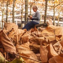 Wie angehende Rentner die 13. AHV-Rente beeinflussen können Rentnerin sitzt auf einer Parkbank - Die 13. AHV-Rente kommt 2026. Doch nicht alle profitieren gleichermassen. Was die Höhe bestimmt und was angehende Rentnerinnen und Rentner mit ihrer Entscheidung selber beeinflussen können