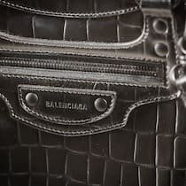 Betrüger tricksen sicheres Bezahlen aus Balenciaga-Tasche. Mit der Funktion «Sicheres Bezahlen» sollen auf der Kleinanzeigenplattform anibis.ch Verkäuferinnen und Käufer geschützt werden. Betrüger haben aber einen simplen Trick gefunden, diese Funktion für sich zu nutzen.