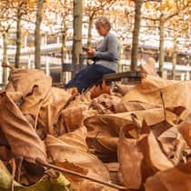 Das sollten Frührentner und Ehepaare über die 13. AHV-Rente wissen Rentnerin auf einer Parkbank - Die 13. AHV-Rente kommt 2026. Doch nicht alle profitieren gleichermassen. Was die Höhe bestimmt und was angehende Rentnerinnen und Rentner mit ihrer Entscheidung selber beeinflussen können