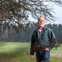Ein Wald darf kein Wald mehr sein Statt Sträuchern kahle Wiese: Fritz Keller auf seinem Waldstück.