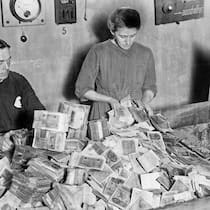 Wenn Geld nichts mehr wert ist Inflation in Deutschland um 1923: Die Vernichtungsmaschine, rechts der Spalt, wo durch Wasserdampf und mit dem Messer das Papiergeld vollstaendig zermalen wird. (KEYSTONE/IBA-Archiv/Str) === , ===