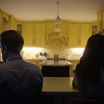 Verheirateter Herr sucht … Ein Paar schaut aufs Handy, jeder auf seine Seite