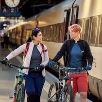 Mit der Bahn den Wochenend-Stau umfahren? Schön wärs Zwei Passagiere stossen ihre Velos auf einem Bahnhofperron