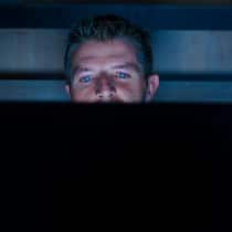 Der Konsum dieser Pornos ist strafbar – auch als Animes Ein junger Mann liegt im Bett. Sein Gesicht ist erleuchtet vom Bildschirm seines Laptops, der auf seinem Schoss liegt.