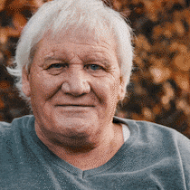 Verfolgt und jahrzehntelang weggesperrt – jetzt will er den Kanton Schwyz verklagen Alois Kappele früher und heute. Er wurde jahrzehntelang in Heimen und Psychiatrien weggesperrt.