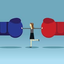 Wann die Kesb zum Einsatz kommt Eine Illustration zeigt zwei Boxhandschuhe, in der Mitte steht eine Frau, die schlichtend dazwischengreift.