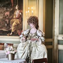 Was für ein Kaiserschmarrn! Eine Frau im Barockkleid im Schloss Thunstetten.
