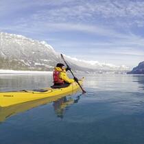 3 tolle Aktivitäten, die Sie auch im Winter in die Natur locken Frau im Kajak: Outdoor-Aktivitäten für den Winter