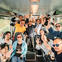 «Switzerlaaaaaaaand!» Chinesische Reisegruppe posiert lachend Zug - Die Schweiz leidet unter zu vielen Touristen, heisst es. Stimmt das? Eine Reise im sehr beliebten Panoramawagen von Luzern nach Interlaken