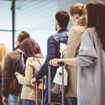 «Der Vergleich mit anderen ist sehr wirksam» Schlange im Flughafen
