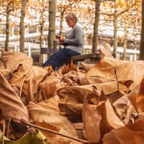 Was Frührentner und Ehepaare zur 13. AHV-Rente wissen sollten Rentnerin auf einer Parkbank - Die 13. AHV-Rente kommt 2026. Doch nicht alle profitieren gleichermassen. Was die Höhe bestimmt und was angehende Rentnerinnen und Rentner mit ihrer Entscheidung selber beeinflussen können