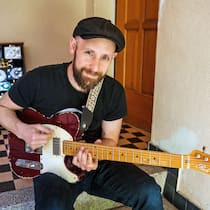 Der Heuler – wie ein Zürcher Sound-Nerd die Gitarrenwelt eroberte Sascha Greuter mit seiner E-Gitarre