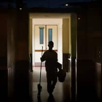 «Diese Menschen werden zunehmend unsichtbar» Putzfrau arbeitet praktisch im Dunkeln