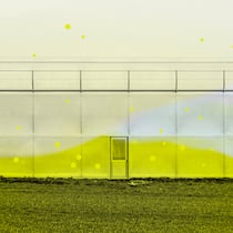 Das sind die Methoden der Chemie-Lobby Gewächshaus Kanton Zürich mit gelbem Overlay. Im Kampf gegen ein weitreichendes PFAS-Verbot in der EU mischen sich auch Schweizer Firmen und Verbände ein. Das sind ihre Strategien.