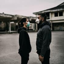 «Es droht ein Jo-Jo-Effekt, vor dem alle gewarnt haben» Zwei Menschen mit Schutzmaske stehen sich grantig gegenüber