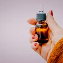 Das Wunderwasser der Gläubigen Eine Frau hält ein Fläschchen mit einer Chlordioxid-Lösung in der Hand.