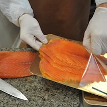 Tod durch geräucherten Fisch Ein Arbeiter verpackt Rauchlachs. Letztes Jahr erkrankten 20 Personen an Listeriose, nachdem sie geräucherten Fisch einer Thurgauer Firma gegessen hatten. Nun wurde bekannt, dass eine Person verstarb. Die Staatsanwaltschaft ermittelt wegen fahrlässiger Tötung.