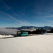 Eltern wollen nicht Taxi spielen Schulbus fährt durch Winterlandschaft. In Buttisholz im Kanton Luzern soll der Schulbus abgeschafft werden.