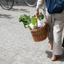 Die Billig-Linien werden teurer Eine Frau traegt ihre Einkaeufe zu ihrem Velo, am St. Galler Bauernmarkt, aufgenommen am Freitag, 29. Mai 2015, in St. Gallen. Der Markt feiert dieses Jahr sein 25-jaehriges Bestehen. (KEYSTONE/Gian Ehrenzeller)