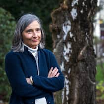 «Wir sollten diese Tage nicht überfrachten» Isabelle Noth, Co-Direktorin Institut für Praktische Theologie, Professorin für Seelsorge, Religionspsychologie und Religionspädagogik, Univeristät Bern, in ihrem Garten.