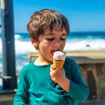 So entwöhnen Sie Ihre kleinen Schleckermäuler sanft von Zucker Kind schleckt Glace - Eine Glace hier, ein Schoggistängeli da – Kinder gewöhnen sich rasend schnell an Zucker. Der Weg zurück zum gesunden Mass gelingt auch ohne rigorose Verbote. Wir haben acht Tipps für Sie