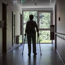 Prämien für Spitalzusatz – günstig beim Abschluss, ruinös im Alter Ältere Frau geht im Spital an Krücken