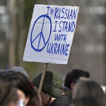 «Nichts ist schlimmer als das, was jetzt ist» Mann hält an Friedenskundgebung in Bern ein Schild «I'm Russian, I stand with Ukraine» hoch